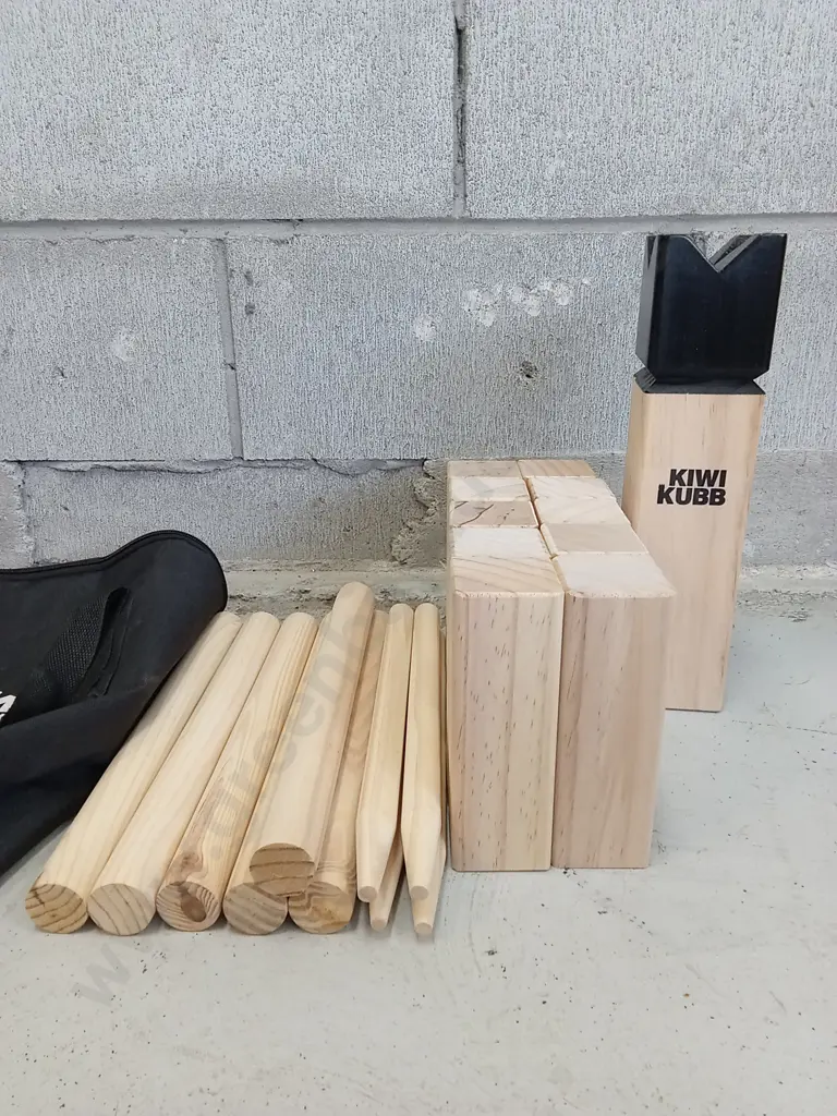 KIWI KUBB GAME SET Image 1++