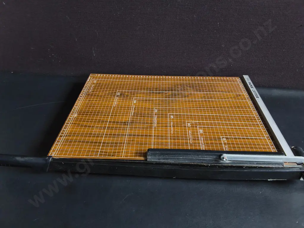 WOODEN BASE GUILLOTINE PAPER CUTTER Image 1++