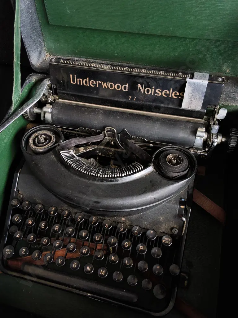 VINTAGE UNDERWOOD NOISELESS 77 PORTABLE TYPEWRITER INSIDE ITS ORIGINAL CARRYING CASE Image 1++