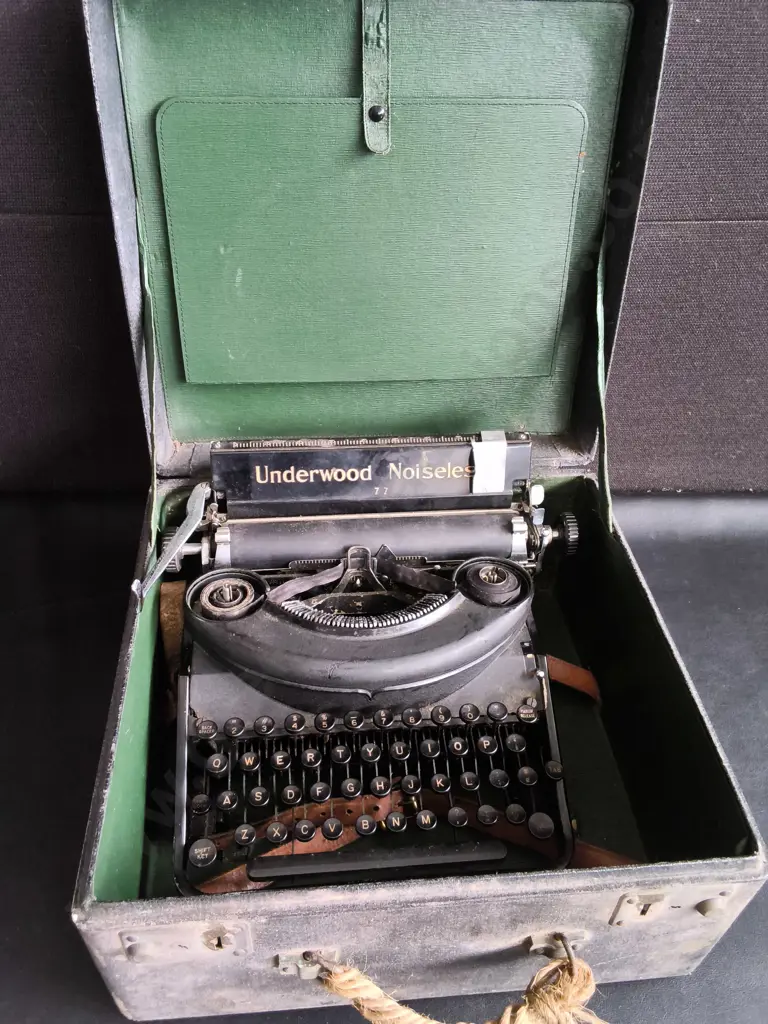 VINTAGE UNDERWOOD NOISELESS 77 PORTABLE TYPEWRITER INSIDE ITS ORIGINAL CARRYING CASE Image 1++