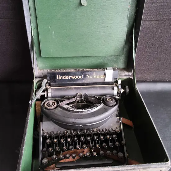 VINTAGE UNDERWOOD NOISELESS 77 PORTABLE TYPEWRITER INSIDE ITS ORIGINAL CARRYING CASE