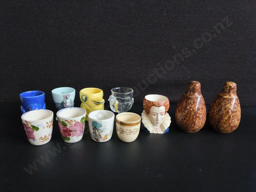 VINTAGE MIX OF NOVELTY EGG CUPS, AND SALT AND PEPPER CERAMIC SHAKERS SET, 11 PIECES, TALLEST H 10 CM Image 1++