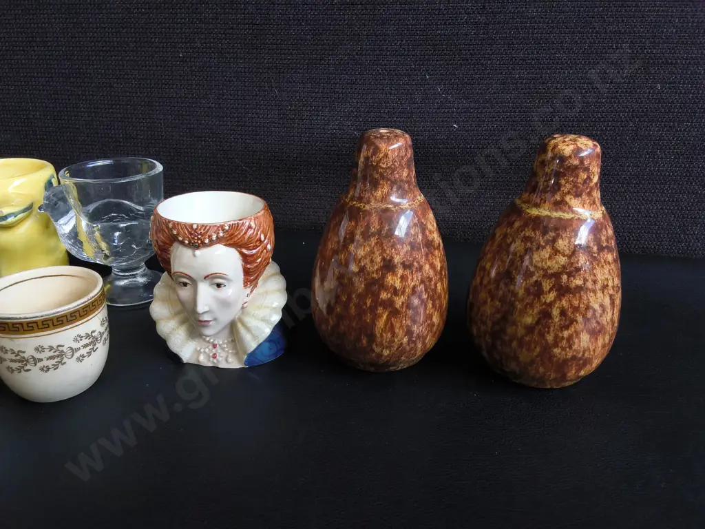 VINTAGE MIX OF NOVELTY EGG CUPS, AND SALT AND PEPPER CERAMIC SHAKERS SET, 11 PIECES, TALLEST H 10 CM Image 1++