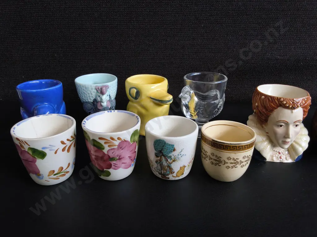 VINTAGE MIX OF NOVELTY EGG CUPS, AND SALT AND PEPPER CERAMIC SHAKERS SET, 11 PIECES, TALLEST H 10 CM Image 1++