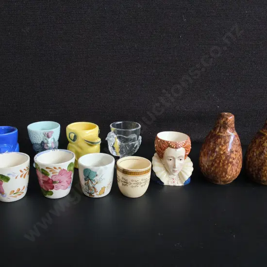 VINTAGE MIX OF NOVELTY EGG CUPS, AND SALT AND PEPPER CERAMIC SHAKERS SET, 11 PIECES, TALLEST H 10 CM