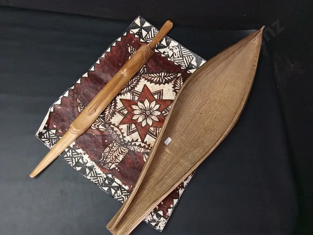 LONG FOOTED BOAT LEAF SHAPE, WITH WOOD CARVING AND TRADITIONAL BARK CLOTH Image 1++