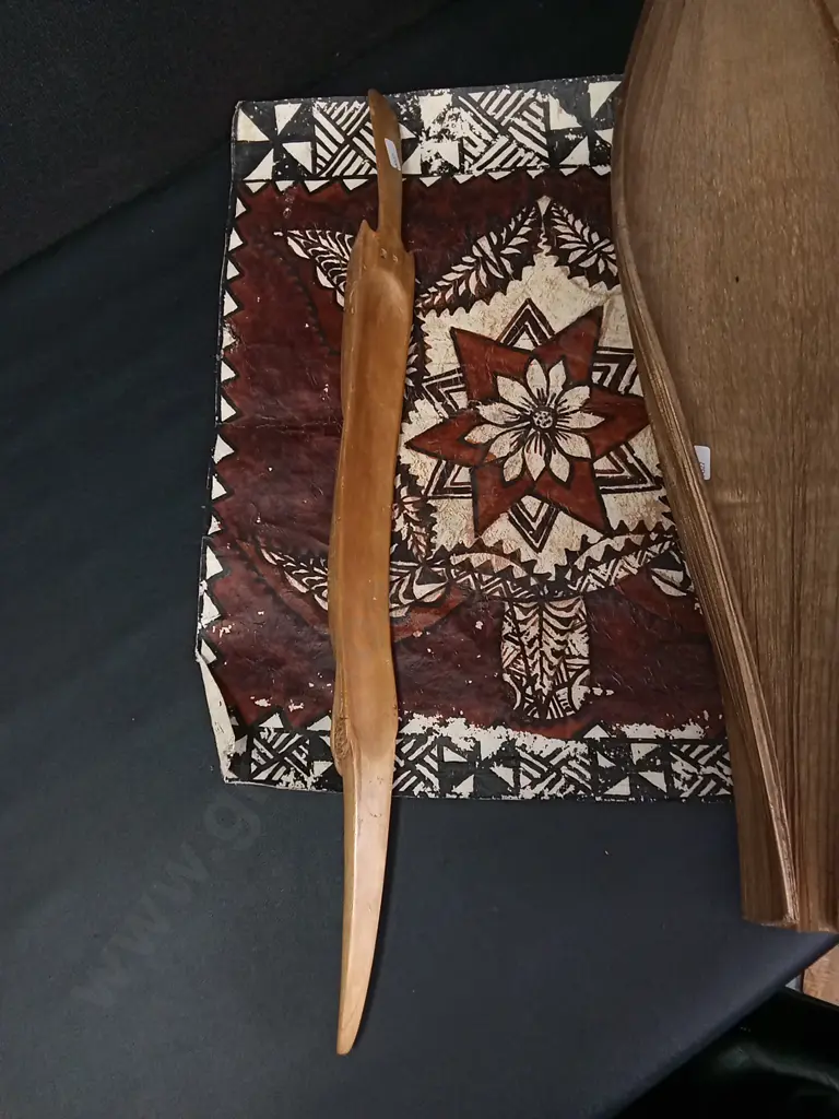 LONG FOOTED BOAT LEAF SHAPE, WITH WOOD CARVING AND TRADITIONAL BARK CLOTH Image 1++