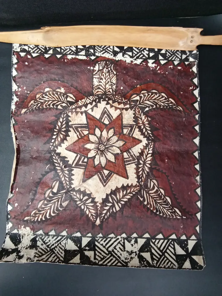 LONG FOOTED BOAT LEAF SHAPE, WITH WOOD CARVING AND TRADITIONAL BARK CLOTH Image 1++