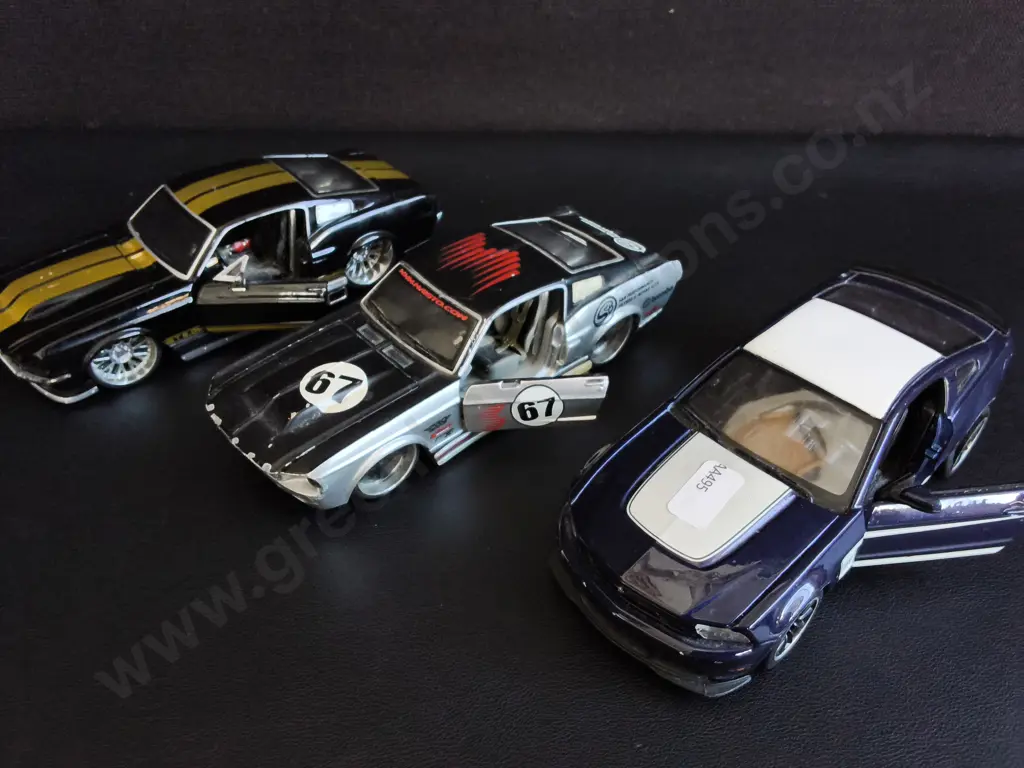 3 MAISTO 1:64 SCALE DIECAST CAR MODELS, FORD MUSTANGS Image 1++