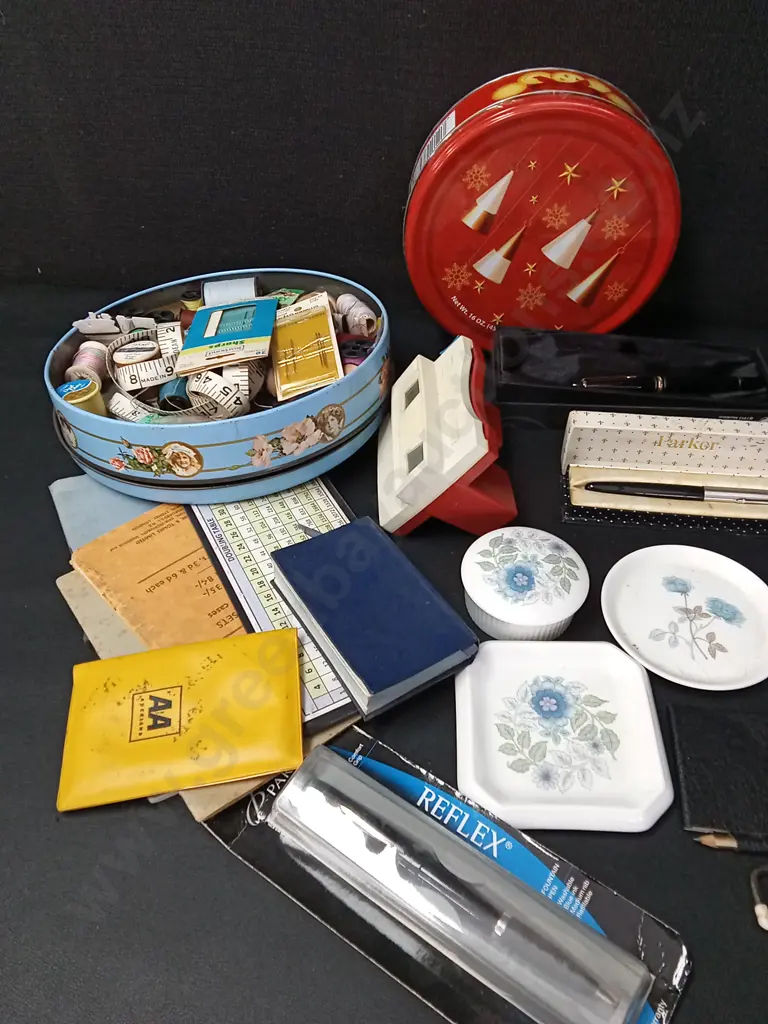 COLLECTION OF VINTAGE ITEMS Image 1++