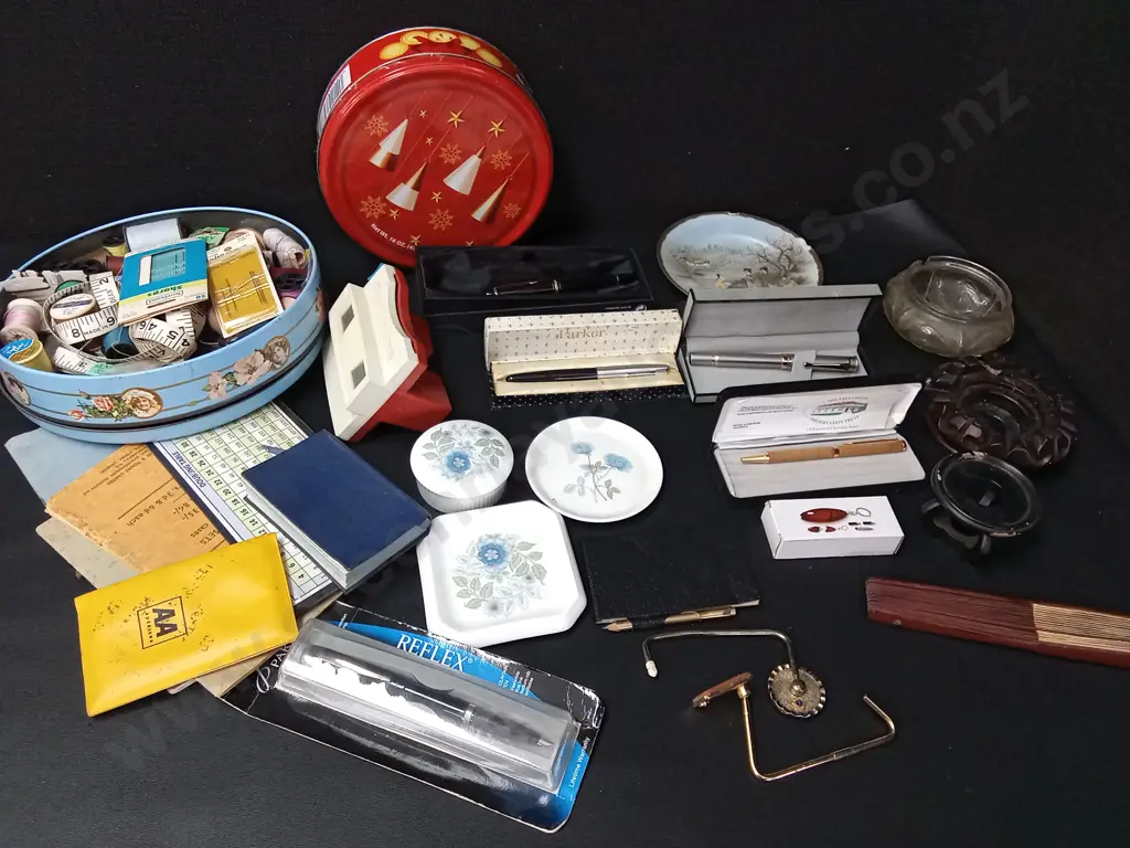 COLLECTION OF VINTAGE ITEMS Image 1++