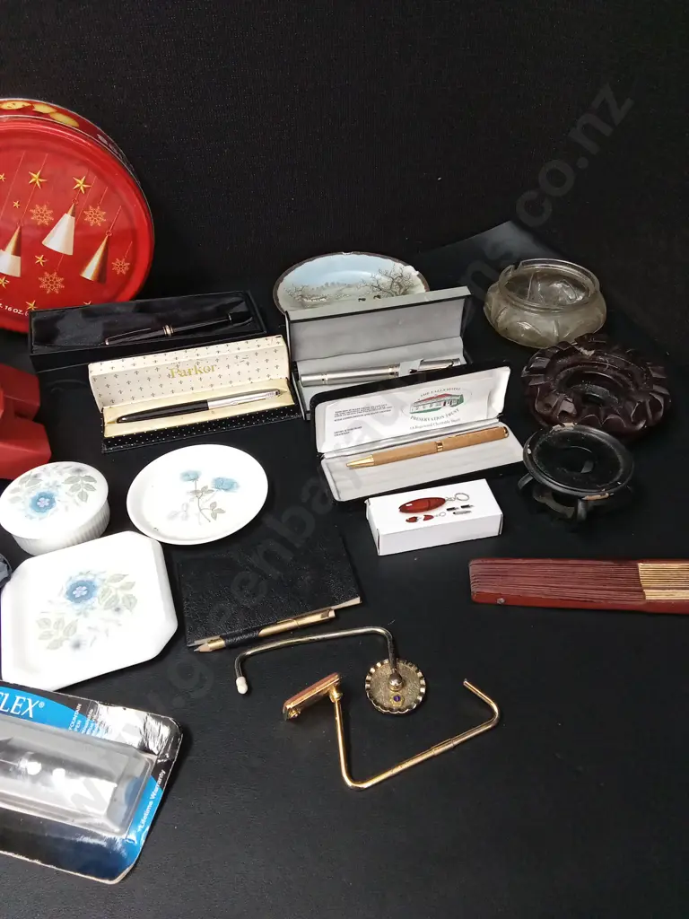 COLLECTION OF VINTAGE ITEMS Image 1++