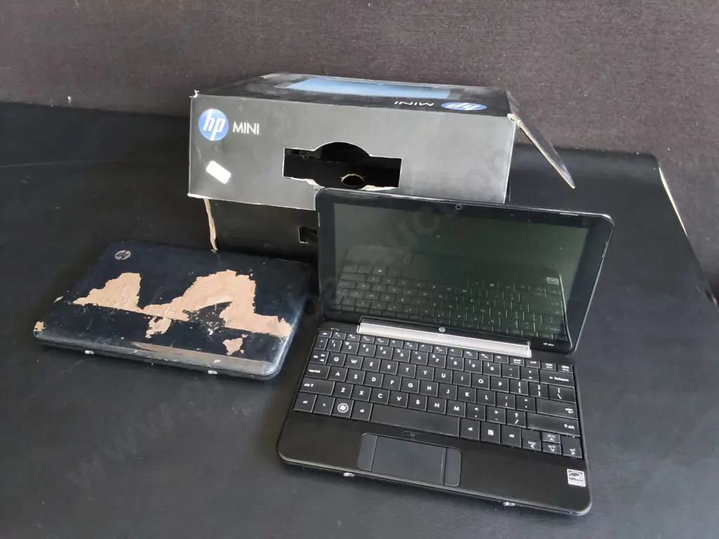 PAIR OF HP MINI LAPTOPS, ONE MISSING BATTERY Image 1++