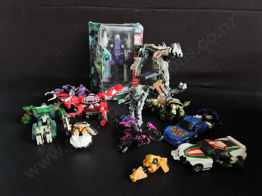 COLLECTION OF TRANSFORMERS ACTION FIGURES, INCLUDING ONE BOXED Image 1++