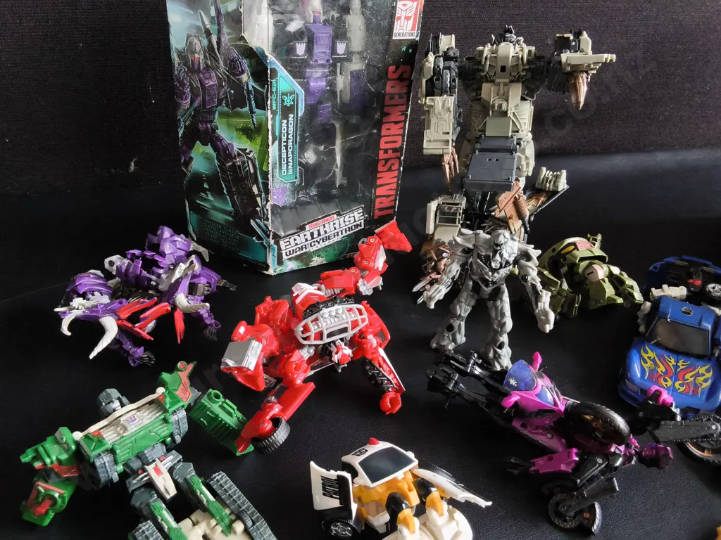 COLLECTION OF TRANSFORMERS ACTION FIGURES, INCLUDING ONE BOXED Image 1++