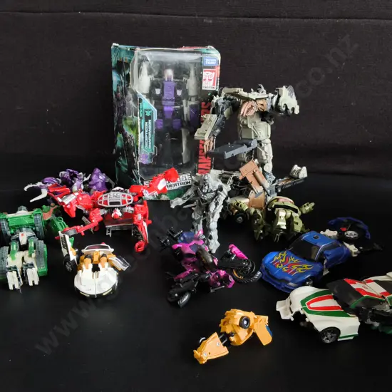 COLLECTION OF TRANSFORMERS ACTION FIGURES, INCLUDING ONE BOXED