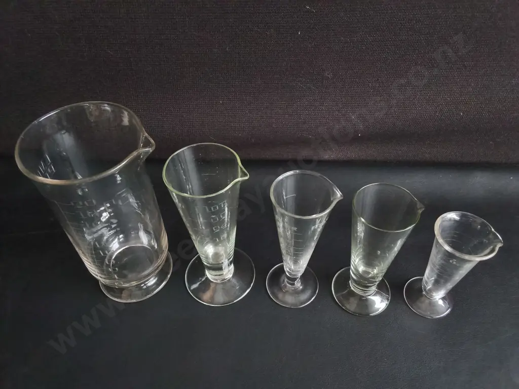 VINTAGE GLASS APOTHECARY GRADUATED MEASURES, COLLECTION OF 5 CONICAL PHARMACEUTICAL BEAKERS, TALLEST H 18 CM Image 1++