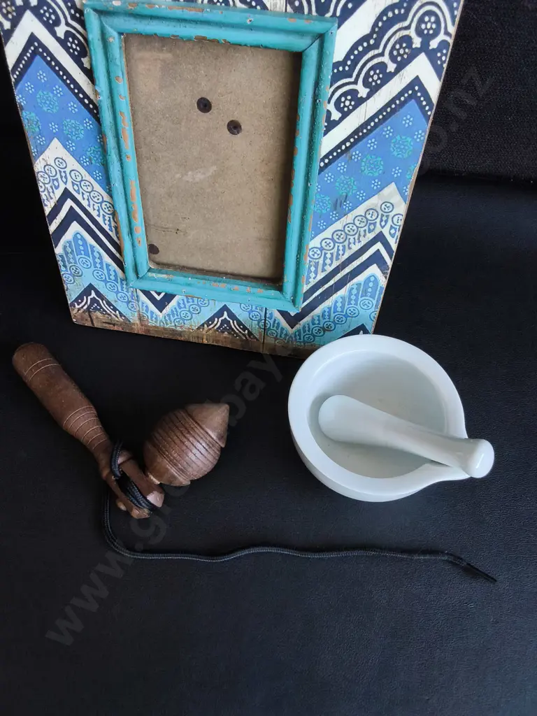BOHO FRAME, WOODEN SPINNING TOP AND CERAMIC MORTAR AND PESTLE, TALLEST H 26 CM Image 1++