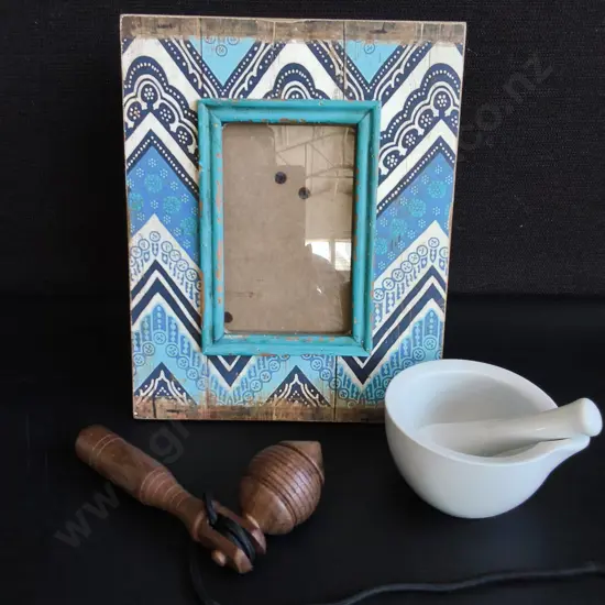 BOHO FRAME, WOODEN SPINNING TOP AND CERAMIC MORTAR AND PESTLE, TALLEST H 26 CM