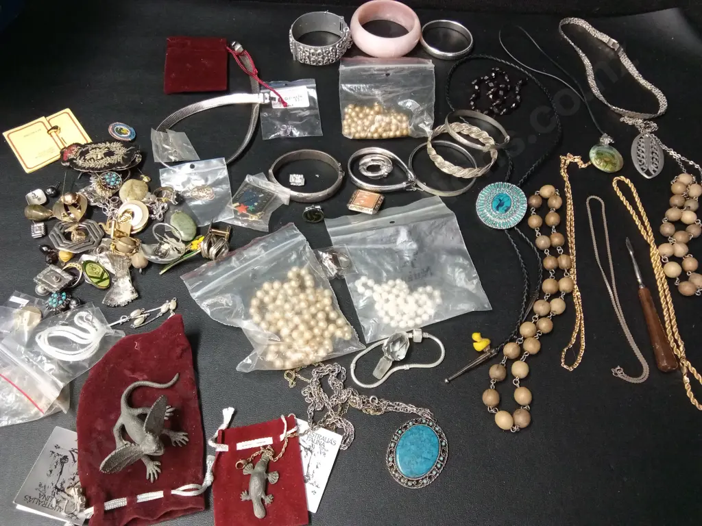 COLLECTION OF VINTAGE JEWELLERY INCLUDING 2 AUSTRALIAN PEWTER ANIMALS Image 1++