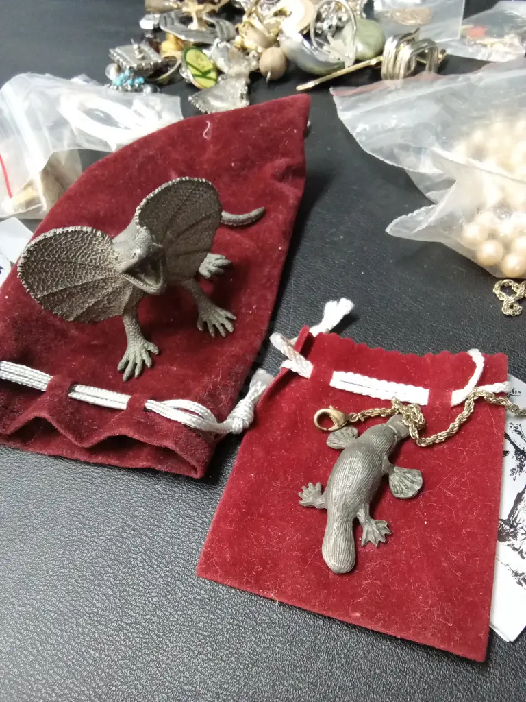 COLLECTION OF VINTAGE JEWELLERY INCLUDING 2 AUSTRALIAN PEWTER ANIMALS Image 1++