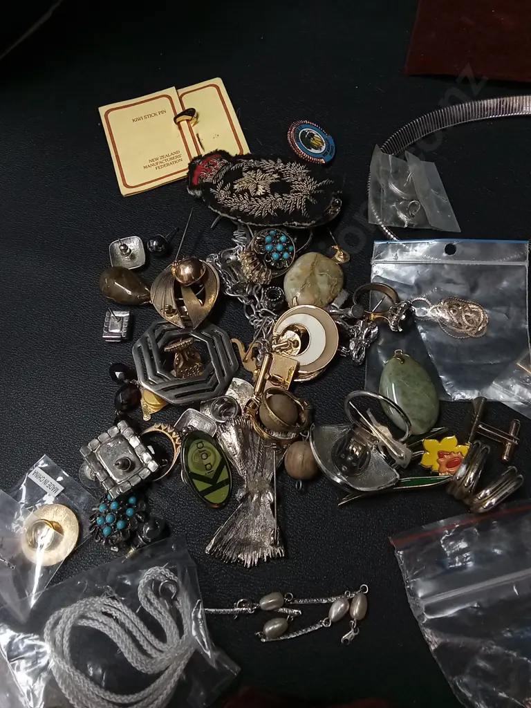 COLLECTION OF VINTAGE JEWELLERY INCLUDING 2 AUSTRALIAN PEWTER ANIMALS Image 1++