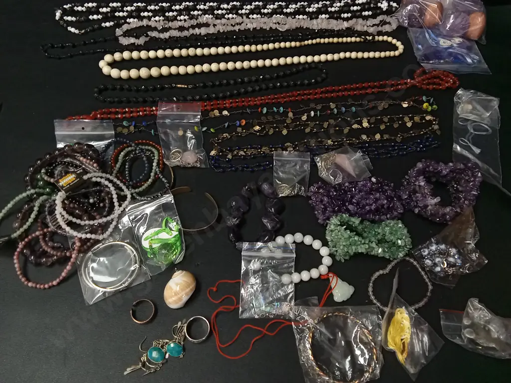 BOX OF JEWELLERY Image 1++