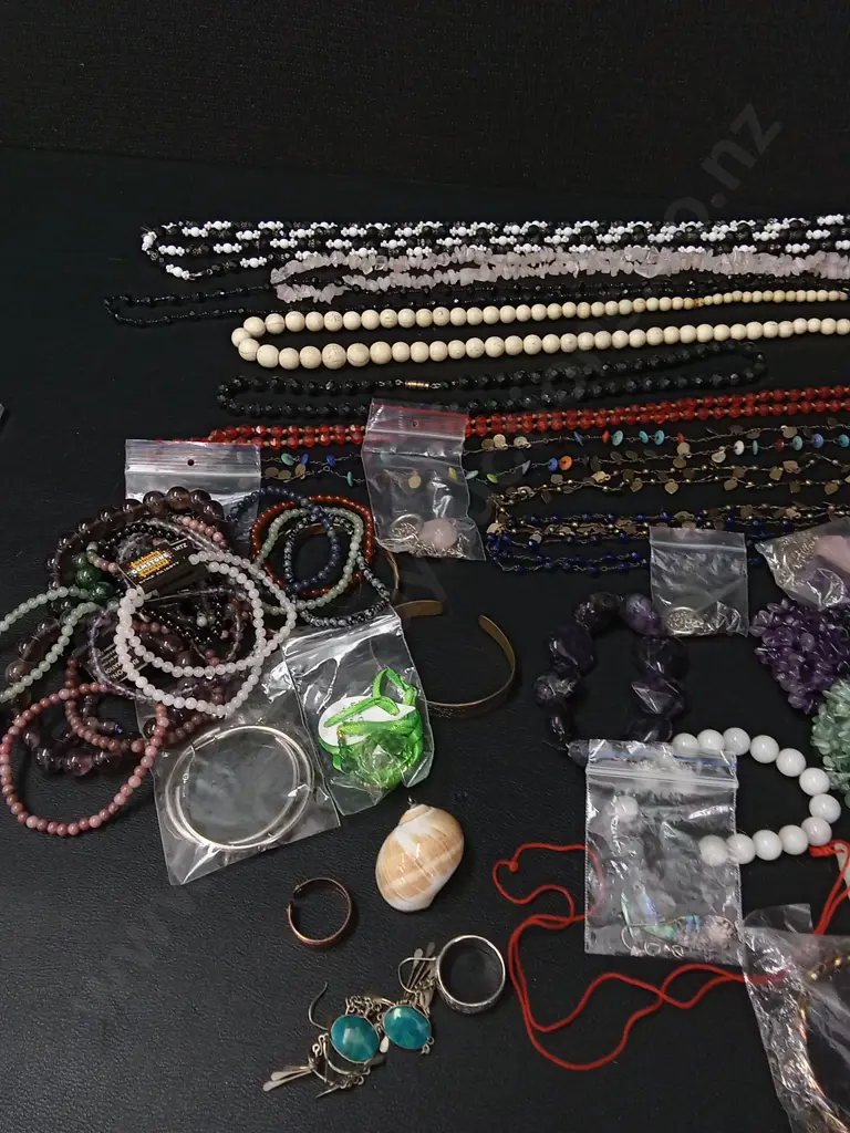 BOX OF JEWELLERY Image 1++