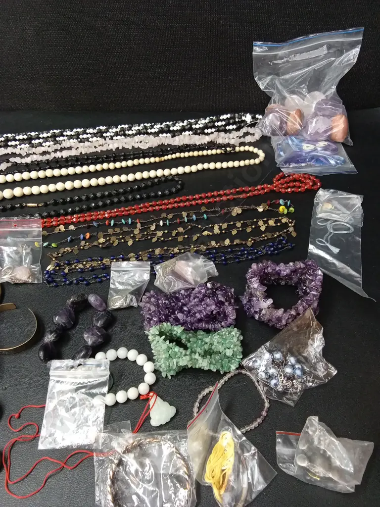 BOX OF JEWELLERY Image 1++