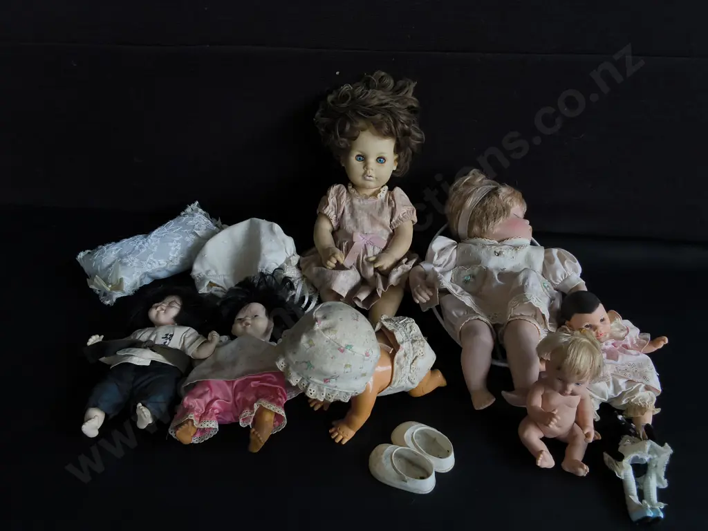 COLLECTION OF VINTAGE BABY DOLLS Image 1++