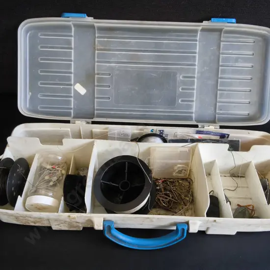 PLASTIC FISHING TACKLEBOX WITH CONTENTS