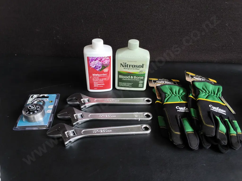 MIX OF BRAND NEW HOUSEHOLD AND GARDENING ITEMS, 8 PIECES Image 1++