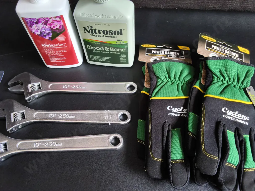 MIX OF BRAND NEW HOUSEHOLD AND GARDENING ITEMS, 8 PIECES Image 1++