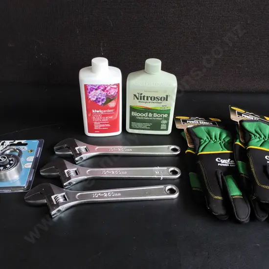 MIX OF BRAND NEW HOUSEHOLD AND GARDENING ITEMS, 8 PIECES