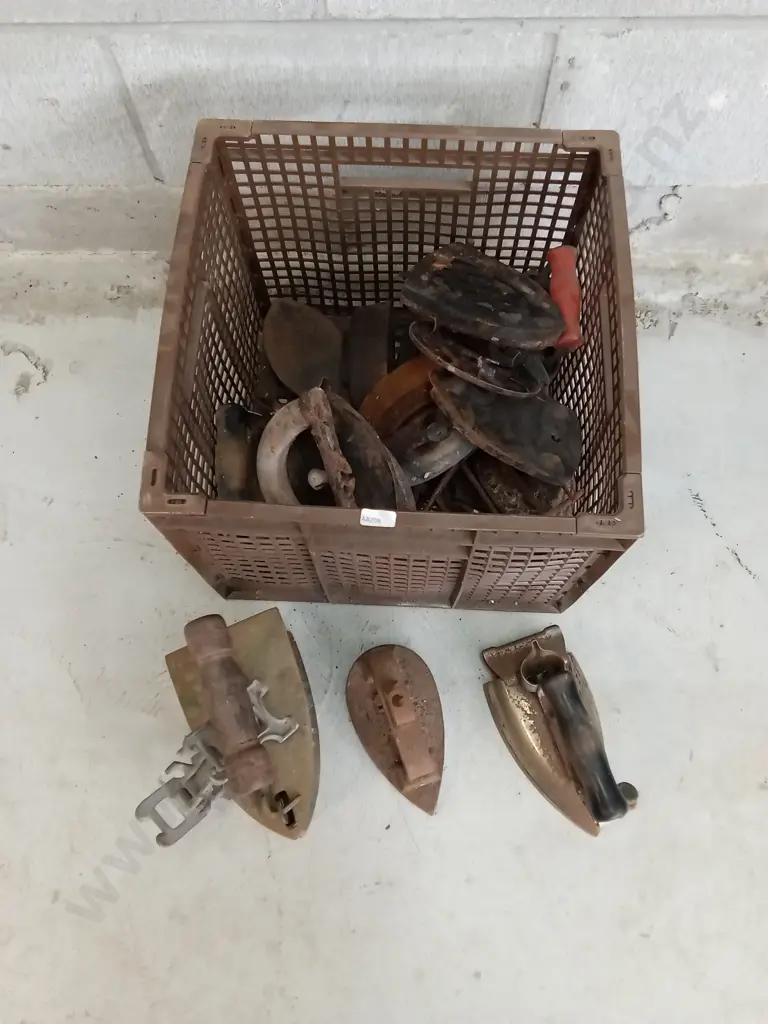 COLLECTION VINTAGE CAST IRON FLAT IRONS Image 1++