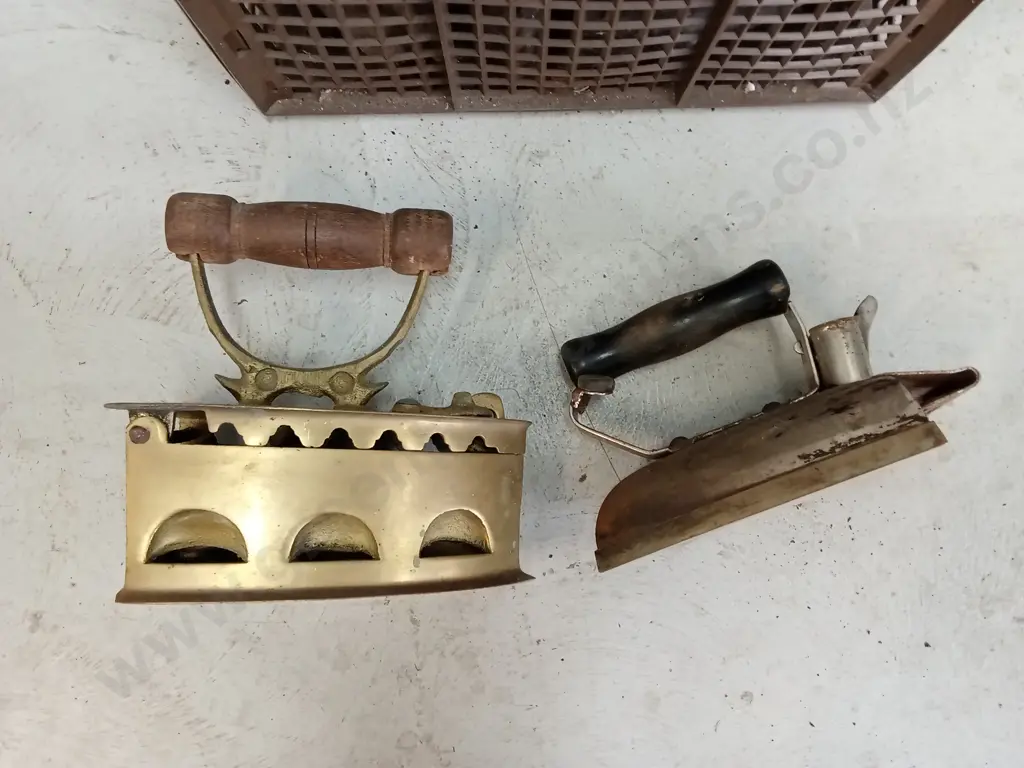COLLECTION VINTAGE CAST IRON FLAT IRONS Image 1++
