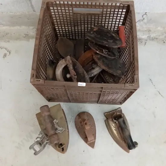 COLLECTION VINTAGE CAST IRON FLAT IRONS