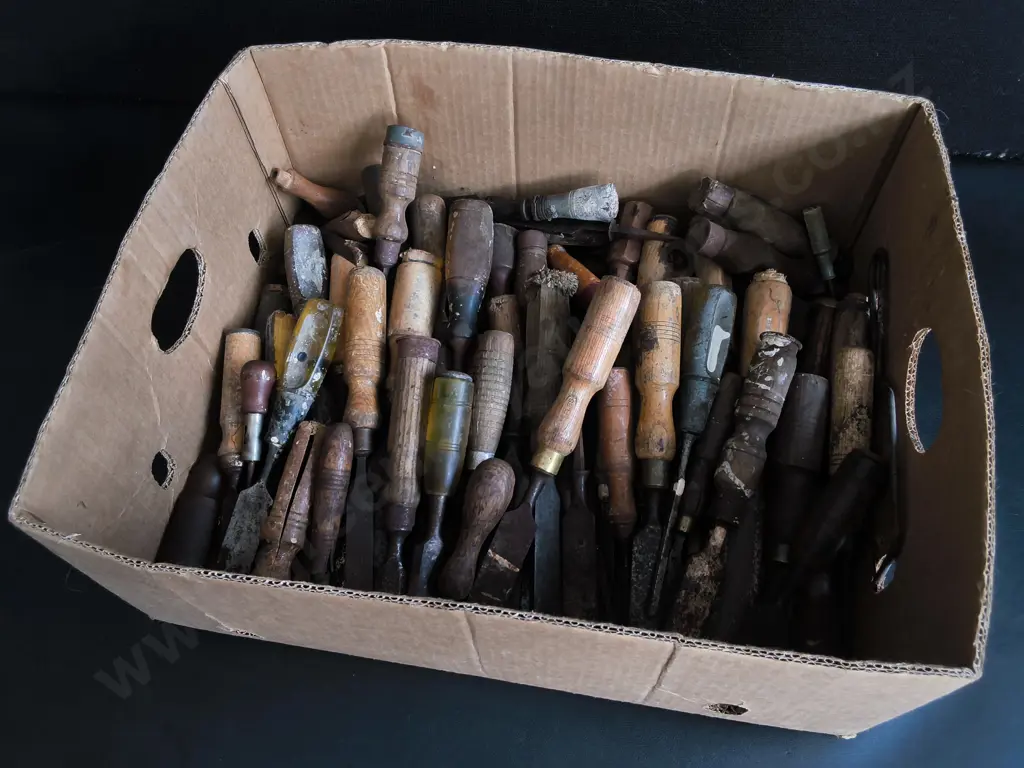 BOX OF VINTAGE HAND TOOLS Image 1++