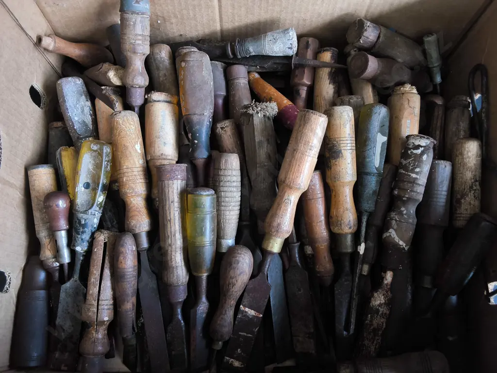 BOX OF VINTAGE HAND TOOLS Image 1++