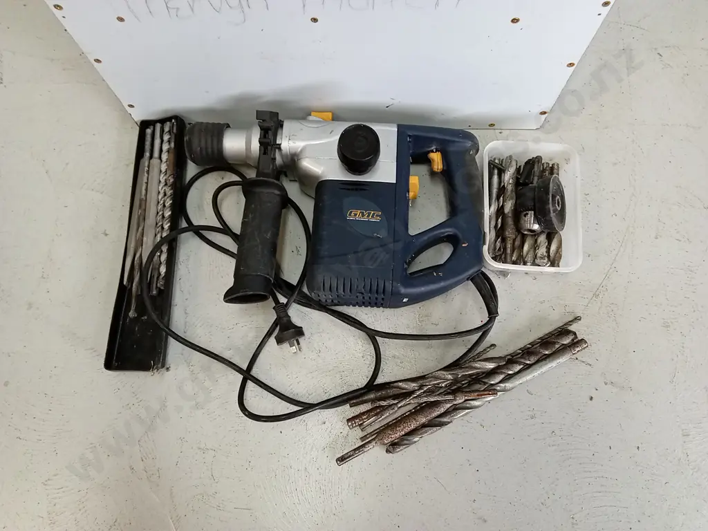 WORKING GMC CORDED ROTARY HAMMER DRILL, INCLUDES DRILL BITS AND CARRY BOX Image 1++