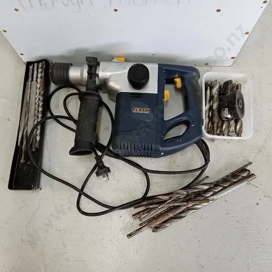 WORKING GMC CORDED ROTARY HAMMER DRILL, INCLUDES DRILL BITS AND CARRY BOX