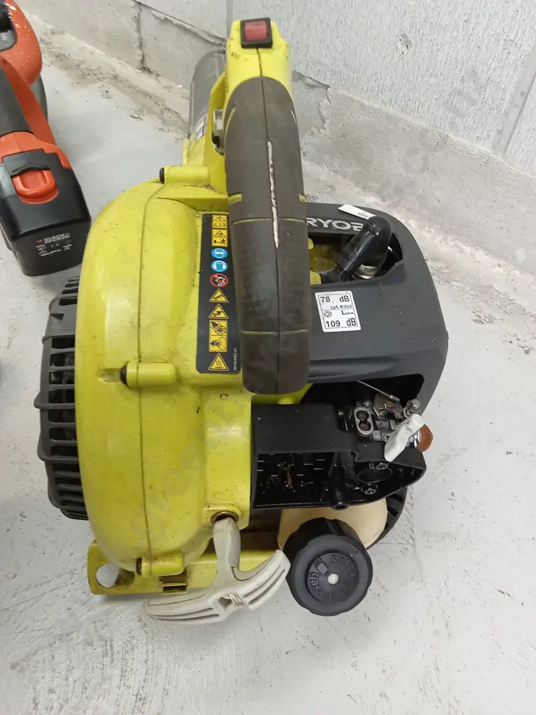 RYOBI PETROL BLOWER AND BLACK AND DECKER 18V BATTERY HEDGE TRIMMER Image 1++