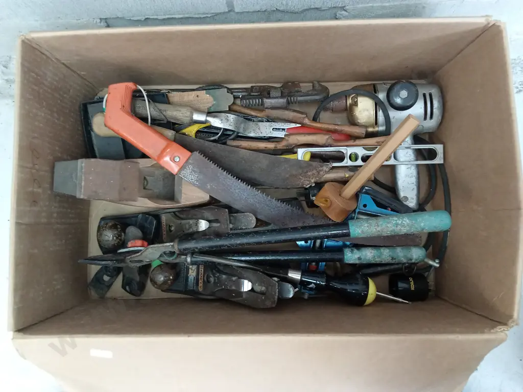 BOX OF VINTAGE AND MODERN TOOLS Image 1++
