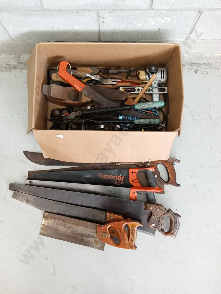 BOX OF VINTAGE AND MODERN TOOLS Image 1++