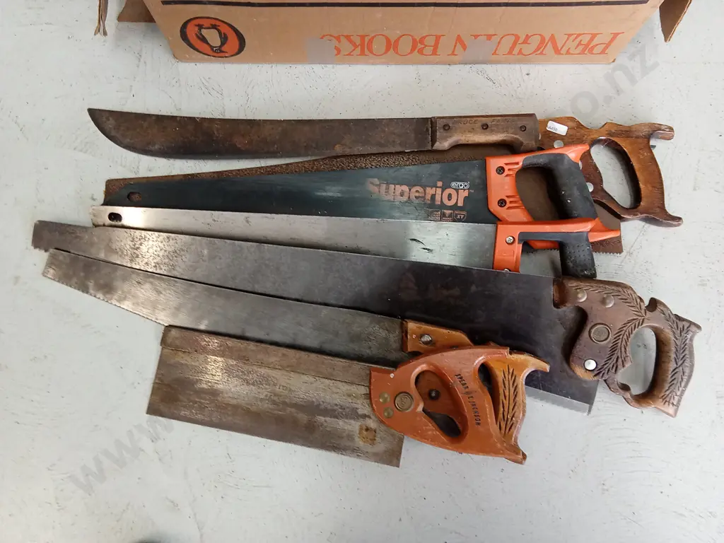 BOX OF VINTAGE AND MODERN TOOLS Image 1++