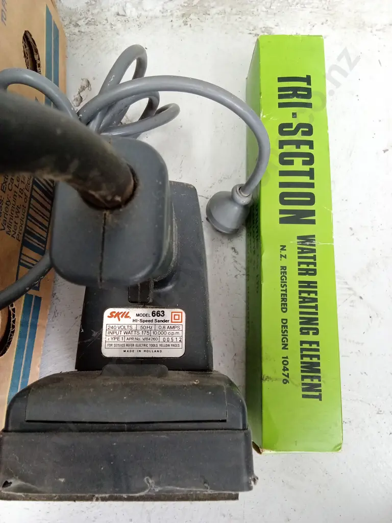 BOX OF HAND TOOLS AND WORKING ELECTRIC SANDER Image 1++