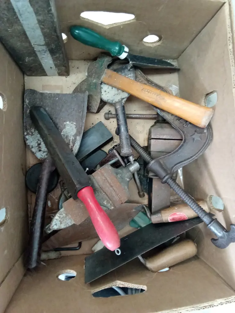 BOX OF HAND TOOLS AND WORKING ELECTRIC SANDER Image 1++