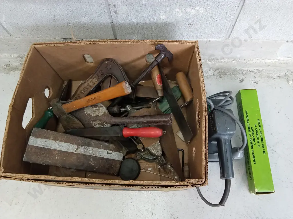 BOX OF HAND TOOLS AND WORKING ELECTRIC SANDER Image 1++