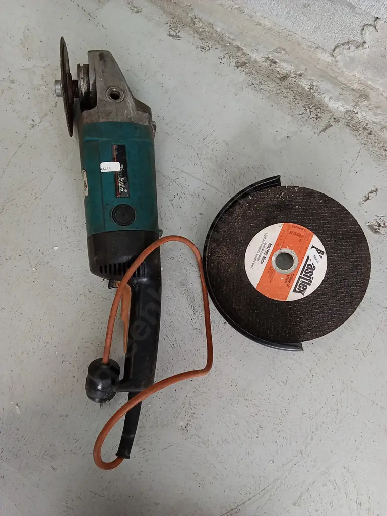 WORKING MAKITA ANGLE GRINDER, WITH CUTTING OFF WHEEL Image 1++
