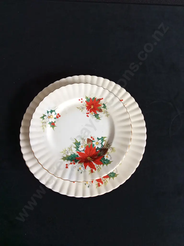 ROYAL ALBERT POINSETTIA PLATES X 5 Image 1++